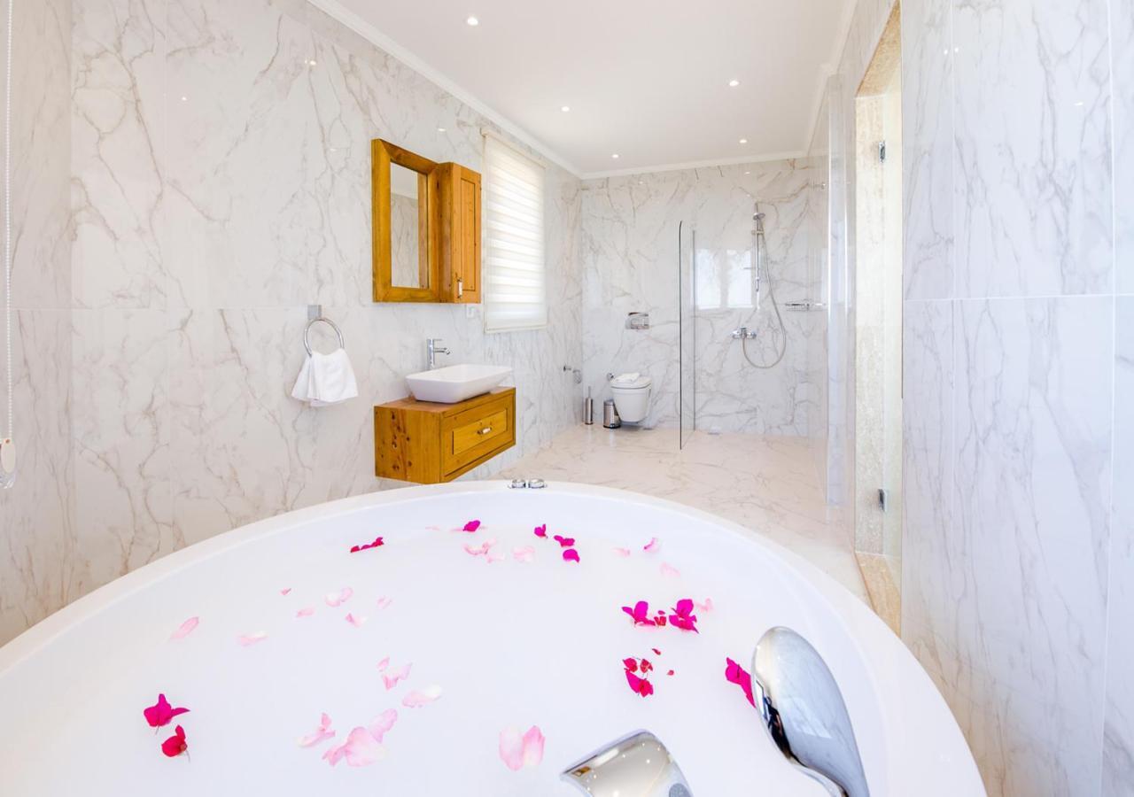 Villa 5 Sleeps 6 Isolated Pool See And Montain View-Villa Kartal Yuvasi Uzumlu  エクステリア 写真
